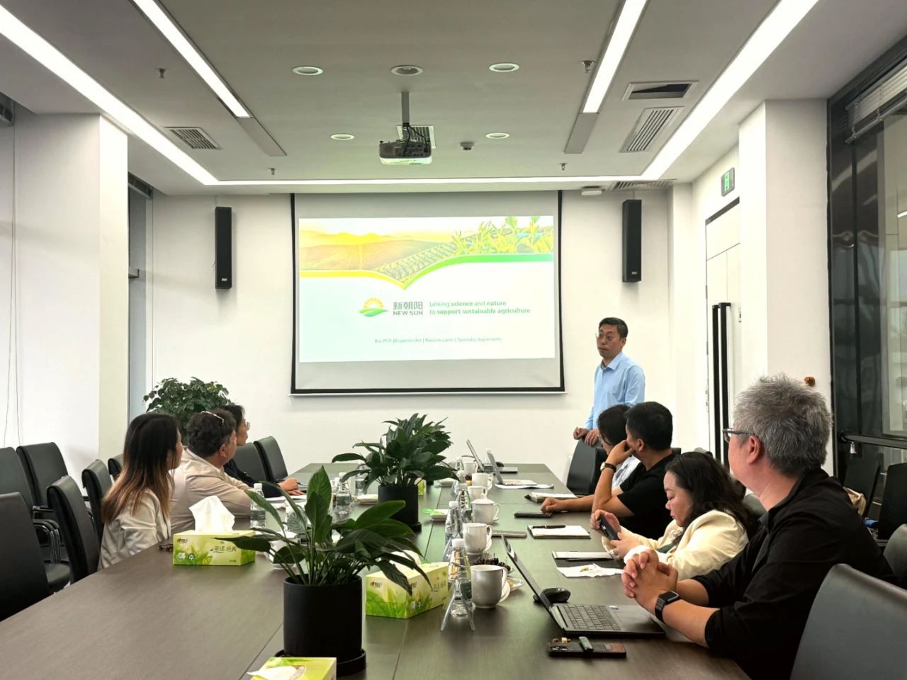 以色列駐成都總領(lǐng)事代表團(tuán)一行蒞臨新朝陽參觀交流，共探中以農(nóng)業(yè)科技協(xié)同發(fā)展之路